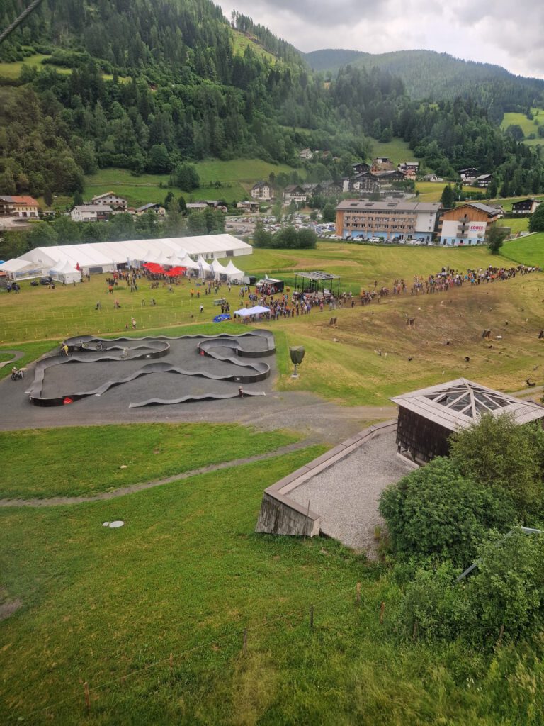 Blick von der Gondel:  Einschießwiese und Festgelände